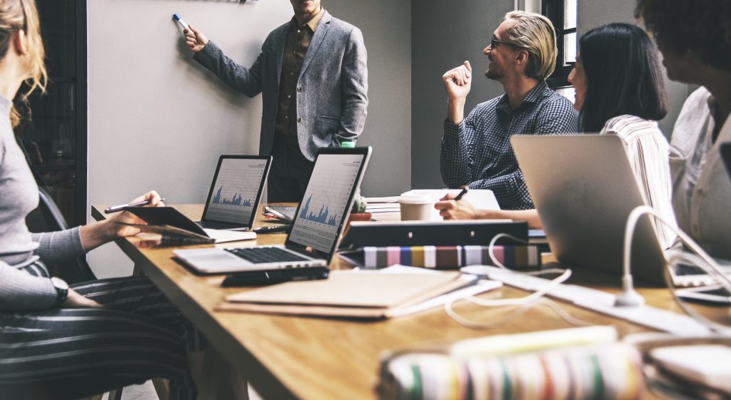 group-diverse-people-having-business-meeting-1-scaled.jpg, Vermeld